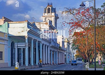 Paseo del Prado, boulevard avec de beaux bâtiments néoclassiques et des colonnes aux couleurs pastel dans le centre historique de Cienfuegos sur l'île de Cuba Banque D'Images