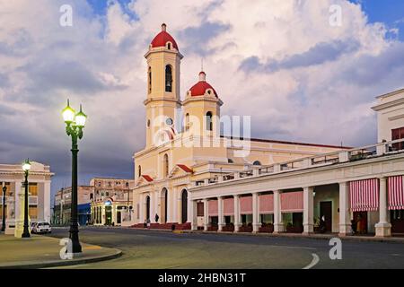 Cathédrale de Cienfuegos / Catedral de Nuestra Señora de la Purísima Concepción près du parc Martí dans la ville Cienfuegos sur l'île de Cuba, Caraïbes Banque D'Images