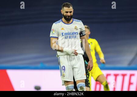 Karim Benzema du Real Madrid réagit lors du match de football de la Liga entre Real Madrid et Cadix CF le 19 décembre 2021 au stade Santiago Bernabeu à Madrid, Espagne - photo: IrH/DPPI/LiveMedia Banque D'Images