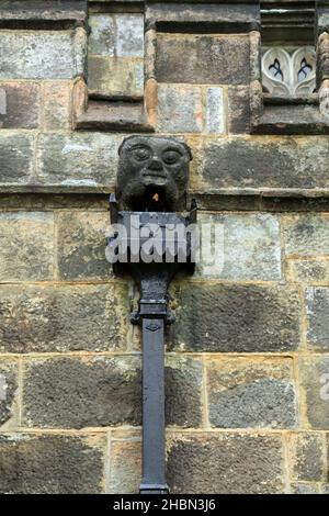 Drainpipe décoratif sur l'église de St Michel et tous les Anges, Banque d'église, Hathersage, Vallée de l'espoir, Peak District,Derbyshire, Angleterre, United King Banque D'Images