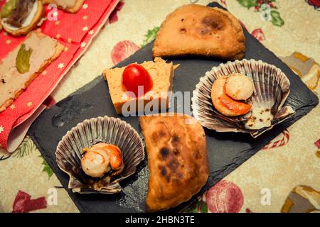 les entrées de noël sur une pierre d'ardoise pour célébrer la saison de noël Banque D'Images