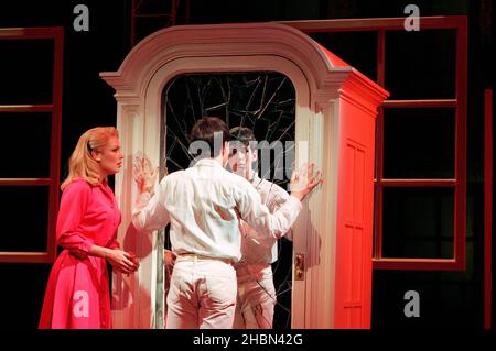 Kim Wilde (Mme Walker), Paul Keating (Tommy) dans TOMMY au Shaftesbury Theatre, Londres WC1 20/02/1996 musique et paroles: Pete Townshend livre: Pete Townshend & des McAnuff ensemble design: John Arnone costumes: David C Woolard éclairage: Chris Parry chorégraphie: Wayne Cilento réalisateur: Des McAnuff Banque D'Images