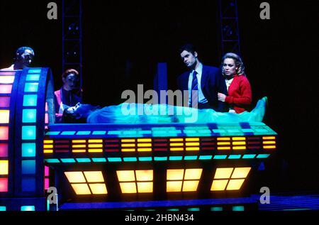 l-r: Paul Keating (Tommy), Kim Wilde (Mme Walker), Alistair Robbins (Captain Walker) dans TOMMY au Shaftesbury Theatre, Londres WC1 20/02/1996 musique et paroles: Pete Townshend livre: Pete Townshend & des McAnuff Set design: John Arnone costumes: David C Woolard Lighting: Chris Parry des Cilento: Wayne des Cilethography: Directeur: Wayne des Cilento Banque D'Images