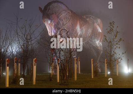 La sculpture du cheval de guerre et les silhouettes Tommy sur la forêt commémorative Mill Pond Meadow à Featherstone, West Yorkshire, Royaume-Uni Banque D'Images