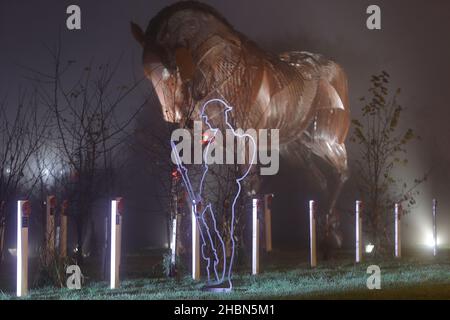 La sculpture du cheval de guerre et les silhouettes Tommy sur la forêt commémorative Mill Pond Meadow à Featherstone, West Yorkshire, Royaume-Uni Banque D'Images