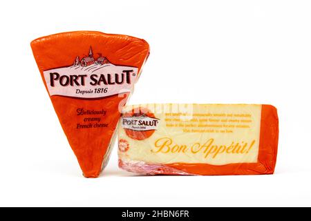 Fromage français Port Salut sur fond blanc Banque D'Images