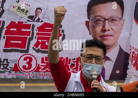 Le candidat pro-Chine Stanley ng Chau-pei s'adresse à ses partisans lors de son rassemblement à Siu Sai WAN.l'élection générale du Conseil législatif de 2021 a eu lieu le 19 décembre, avec un taux de participation de 30,2 % aux élections, le plus bas depuis 1997 en tant que candidats pro-chinois ou pro-establishment remportant une victoire écrasante.Il s'agit de la première élection majeure du conseil législatif depuis la réforme du système électoral, la répression majeure des partis pro-démocratiques et l'établissement de la loi de sécurité nationale de Hong Kong, avec l'introduction du Comité de révision de l'éligibilité des candidats pour s'assurer que seuls les patriotes sont présents Banque D'Images