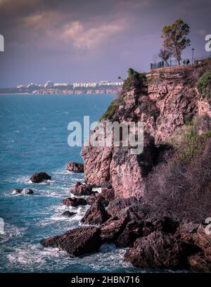 La région de Falezler, les vagues qui se brisent, la « course au bord de l'eau », les centres d'attraction d'Antalya, Turquie.Les falaises entre Lara et Konyaaltı, paysage magnifique. Banque D'Images