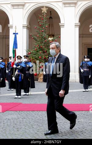 Rome, Italie.20th décembre 2021.Le Premier ministre italien Mario Draghi lors de la rencontre avec le Chancelier allemand au Palazzo Chigi.Rome (Italie), décembre 20th 2021Photo Samantha Zucchi Insidefoto crédit: Insidefoto srl/Alay Live News Banque D'Images