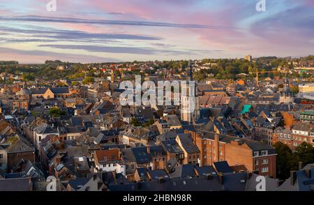 Vue panoramique sur la ville de Namur avec église Saint-Jean-Baptiste de Namur depuis la Citadelle, Belgique Banque D'Images