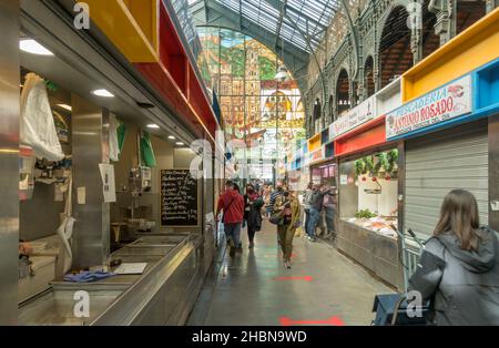 Pêcheurs à Atarazanas, étals du marché couvert vendant des fruits de mer à Malaga, Andalousie, Espagne. Banque D'Images