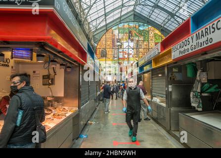 Pêcheurs à Atarazanas, étals du marché couvert vendant des fruits de mer à Malaga, Andalousie, Espagne. Banque D'Images