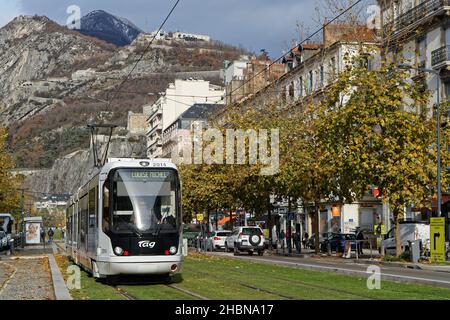 GRENOBLE, FRANCE, 3 décembre 2021 : tramway sur cours Jean Jaures.La route de 8 km de long est la plus grande avenue de Grenoble, bien qu'elle n'ait pas le Banque D'Images