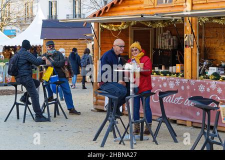 GRENOBLE, FRANCE, 3 décembre 2021 : retours sur le marché de Noël.Les visiteurs trouvent l'atmosphère douce et magique de Noël et de profiter d'un moment amical. Banque D'Images