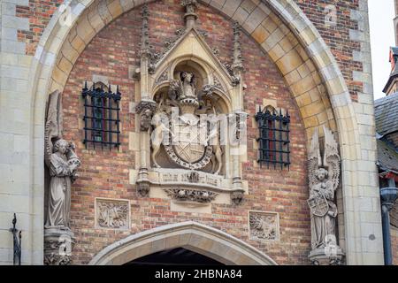 Porte d'entrée du Gruuthusemuseum, musée des arts appliqués de Bruges, Belgique. Banque D'Images