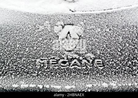 Moscou, Russie - 13 décembre 2021 : capot enneigé d'une voiture de marque Renault Megane.Renault Group - Société automobile française, qui fait partie de l'Alli Banque D'Images