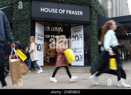 Londres, Royaume-Uni.18th décembre 2021.Les clients se prominent devant la Maison du Fraser, avec son panneau de réduction de 20 % de fermeture dans la fenêtre.Il est très occupé sur Oxford Street à Londres aujourd'hui, avec seulement une semaine avant Noël.À mesure que la nouvelle variante Covid-19 Omicron se généralise, elle ne semble pas avoir dissuadé les gens de rester à l'écart de la capitale.Londres le 18 décembre 2021 crédit : Paul Marriott/Alay Live News Banque D'Images