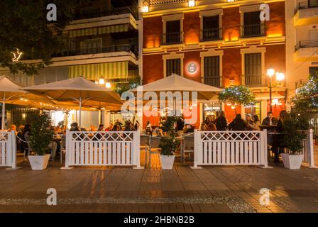 Vie nocturne à Fuengirola avec bars et restaurants. Fuengirola, Andalousie, Espagne. Banque D'Images