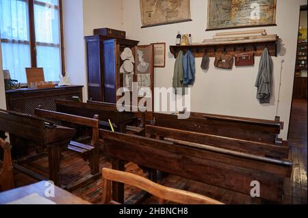 Cours d'école ancienne avec bureau typique en bois et bancs dans le musée ethnographique d'Artziniega, Alava, pays Basque Banque D'Images