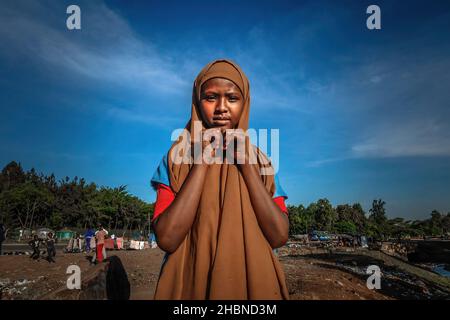 Nairobi, Kenya.11th décembre 2021.Un gamin pose pour une photo dans les rues des bidonvilles de Kibera, Nairobi.Crédit : SOPA Images Limited/Alamy Live News Banque D'Images