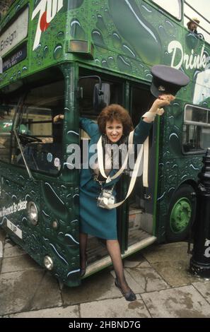 L'actrice Anita Dobson lance un nouveau bus touristique de Londres juin 1986 Banque D'Images