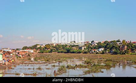 Antananarivo, Madagascar - 07 mai 2019: Paysage typique pendant une journée ensoleillée près de la capitale de Madagascar, maisons sur de petites collines, avec des gens qui y travaillent Banque D'Images