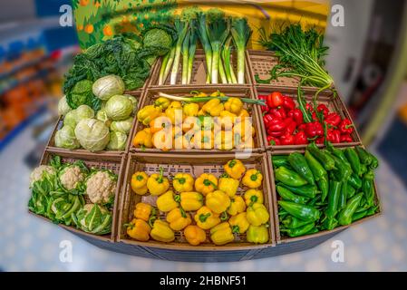 Légumes sur les étagères du supermarché, vue d'ensemble des cabages, poireaux, poivrons et la catalogne, vue du poisson,vue de dessus Banque D'Images