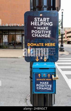 Louisville, KY - 10 septembre 2021 : le programme de changement positif du Louisville Downtown Partnership vise à réduire la panhandling du centre-ville en recueillant des fonds vers Banque D'Images