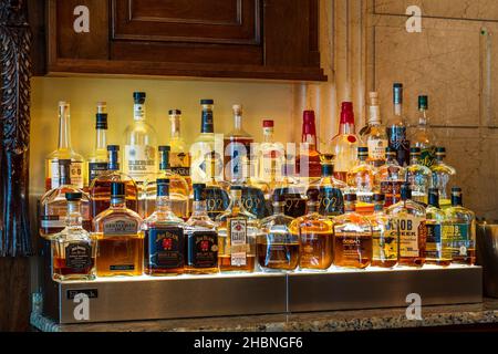 Louisville, Kentucky - 10 septembre 2021 : grand choix de whiskies bourbon assis sur un présentoir lumineux Perlick à l'hôtel Brown. Banque D'Images