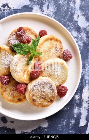 Vue rapprochée des crêpes au fromage cottage avec framboises fraîches.Vue de dessus, plan d'appartement Banque D'Images