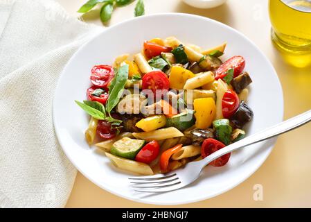 Salade de pâtes Ratatouille sur une assiette sur fond clair. Banque D'Images