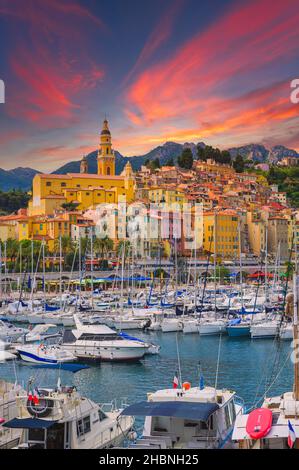 La ville ocre de Menton et son port de plaisance sur la rivera en France. Banque D'Images