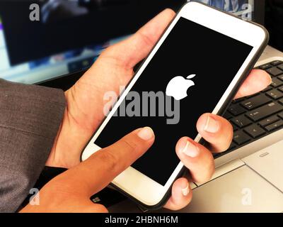 Homme utilisant l'image éditoriale d'Apple Mobile iPhone. Banque D'Images