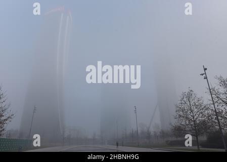 Milan, Lombardie, Italie.19th décembre 2021.Décembre 19, Milan, Lombardie, italie: Une vue sur les trois tours, qui sont situés dans le quartier de la vie de la ville couvert de brouillard épais crédit: Ervin Shulku/ZUMA Wire/Alay Live News Banque D'Images