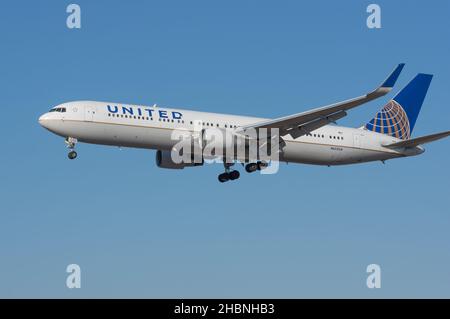 Boeing 767-322(ER) de United Airlines immatriculé N652UA arrivant à LAX, aéroport international de Los Angeles. Banque D'Images