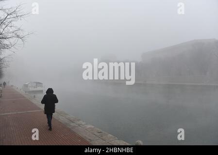 Milan, Lombardie, Italie.19th décembre 2021.Décembre 19, Milan, Lombardie, Italie: Une marche piétonne tandis que le brouillard épais a couvert Darsena, qui est un canal d'eau qui traverse la ville crédit: Ervin Shulku/ZUMA Wire/Alay Live News Banque D'Images