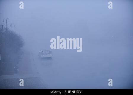 Milan, Lombardie, Italie.19th décembre 2021.Décembre 19, Milan, Lombardie, Italie: Le bateau couvert de brouillard épais et vu à la Darsena, qui est un canal d'eau qui traverse la ville crédit: Ervin Shulku/ZUMA Wire/Alay Live News Banque D'Images