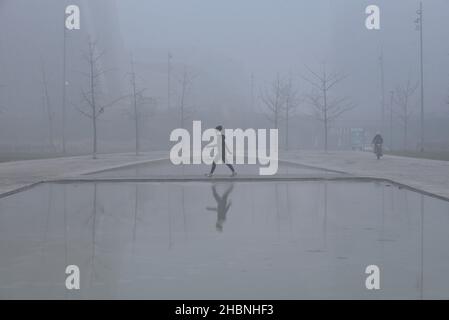 Milan, Lombardie, Italie.19th décembre 2021.Décembre 19, Milan, Lombardie, Italie: Réflexion sur l'eau d'une femme, en courant, pendant un épais brouillard en début de matinée crédit: Ervin Shulku/ZUMA Wire/Alay Live News Banque D'Images