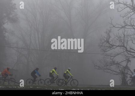 Milan, Lombardie, Italie.19th décembre 2021.Décembre 19, Milan, Lombardie, Italie: Les cyclistes sont vus dans le brouillard épais à côté de Naviglio Grande, qui est un canal d'eau qui traverse la ville crédit: Ervin Shulku/ZUMA Wire/Alay Live News Banque D'Images