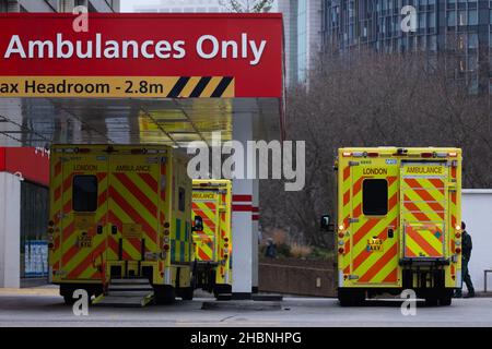 Londres, Royaume-Uni.19th décembre 2021.Les ambulances appartenant au London Ambulance Service sont garées à l'extérieur de l'hôpital St Thomas de Londres.Les hospitalisations de Covid-19 augmentent au Royaume-Uni, alors que la dernière vague d'infections de Covid-19 est alimentée par la variante d'Omicron.Bien que les chiffres restent bien en dessous du pic, le taux d'infection menace de submerger le NHS, et peut causer des pénuries de personnel car les travailleurs sont forcés de mettre en quarantaine.Crédit : SOPA Images Limited/Alamy Live News Banque D'Images