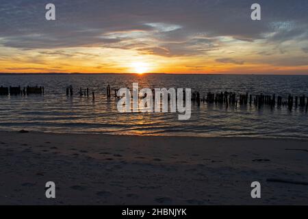 Coucher de soleil coloré sur Sandy Hook Bay, New Jersey, en fin d'après-midi avec un ciel principalement rempli de nuages stratus -59 Banque D'Images