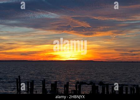 Coucher de soleil coloré sur Sandy Hook Bay, New Jersey, en fin d'après-midi avec un ciel principalement rempli de nuages stratus -62 Banque D'Images