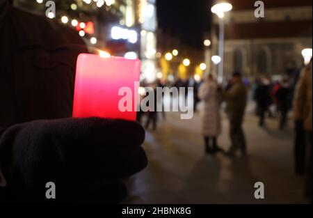 Erfurt, Allemagne.20th décembre 2021.Une personne tient une bougie lors d'une manifestation contre la politique de Corona.Les gens ont de nouveau protesté contre la politique de Corona en Allemagne dans de nombreux endroits en Thuringe.Credit: Karina Heßland/dpa/Alay Live News Banque D'Images