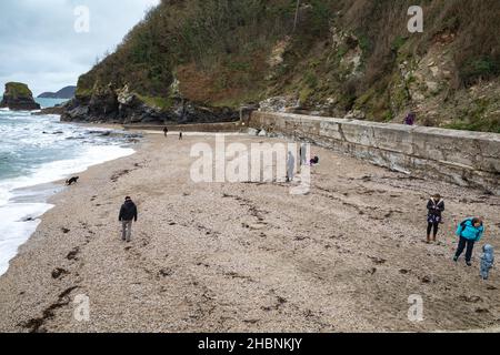 Les gens sur la plage à Charlestown, Cornwall, royaume-uni Banque D'Images