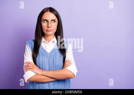 Photo de sérieux brunette longue coiffure dame look vide espace port lunettes chemise gilet isolé sur fond de couleur lilas Banque D'Images