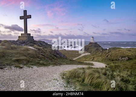 Lever du soleil au phare de Twr Mawr et traverser, Ynys Llanddwyn sur Anglesey Banque D'Images