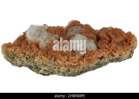 Gmelinite avec analcime de cinq îles, Canada isolé sur fond blanc Banque D'Images