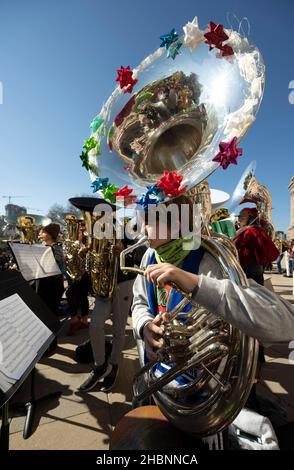 Des musiciens de tous âges se rassemblent au Texas Capitol pour jouer les fêtes de Noël préférées dans un concert de Noël traditionnel de Tuba.Le TUBACHRSTMAS à l'échelle nationale a été créé en 1974 au Rockefeller Center de New York.Crédit : Bob Daemmrich/Alay Live News Banque D'Images