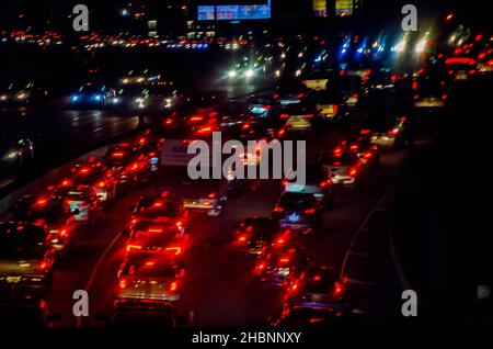 Pontchartrain Expressway est photographié pendant l'heure de pointe en soirée, le 14 décembre 2021, à la Nouvelle-Orléans, en Louisiane. Banque D'Images