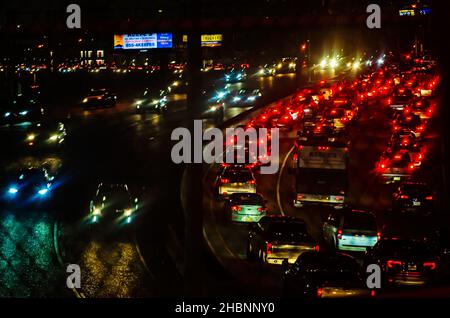 Pontchartrain Expressway est photographié pendant l'heure de pointe en soirée, le 14 décembre 2021, à la Nouvelle-Orléans, en Louisiane. Banque D'Images